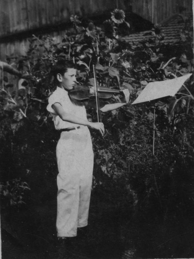 Joseph Polaniecki playing the violin before World War II